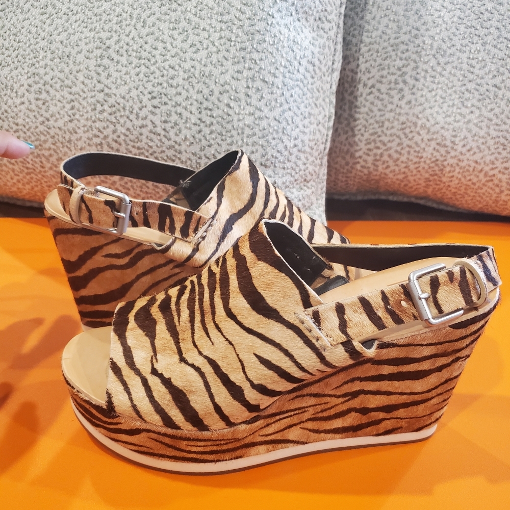 DOLCE VITA SHAN TIGER PRINT WEDGE SANDALS (NWOT)